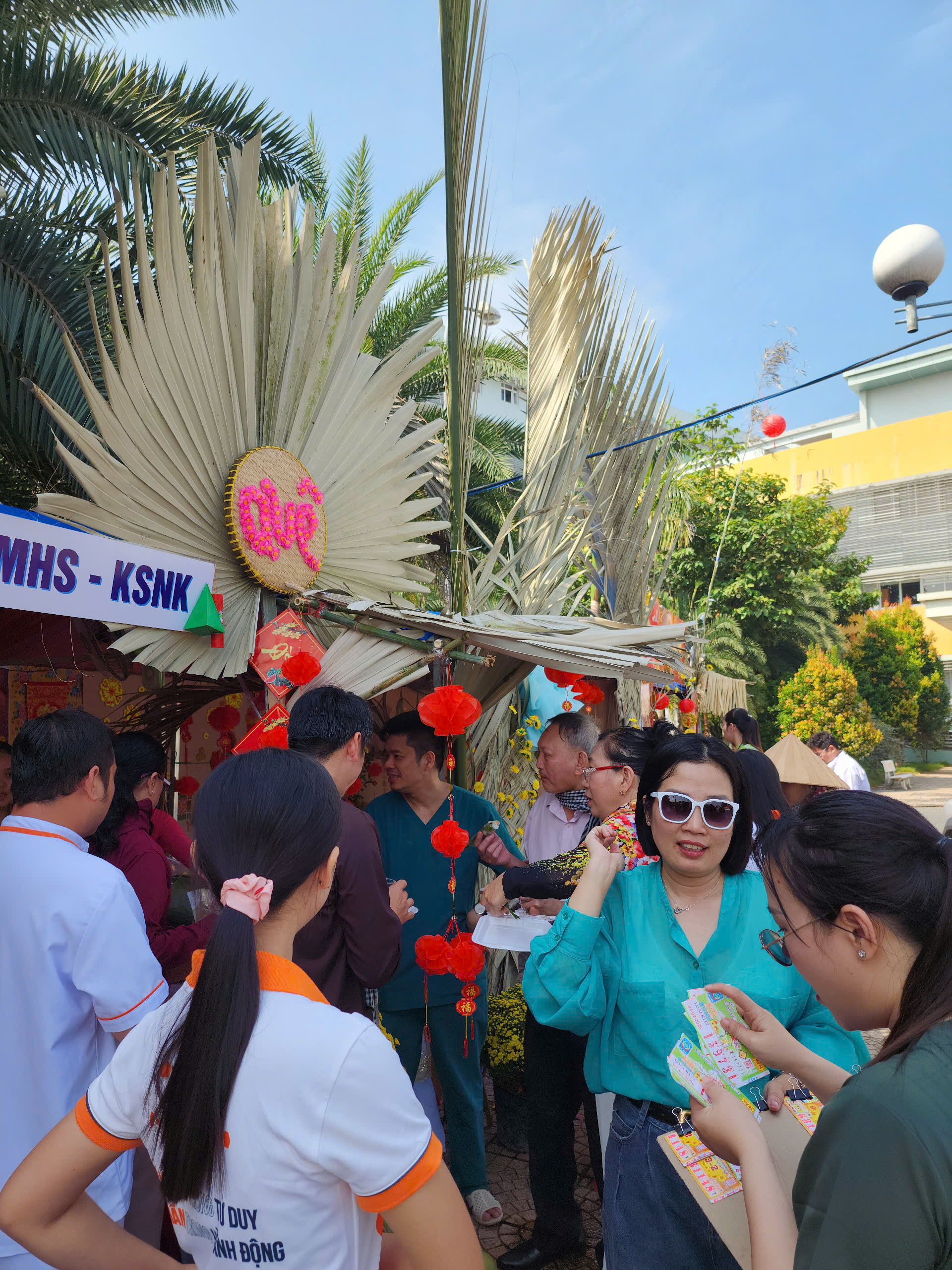 Gian hàng xuân lung linh