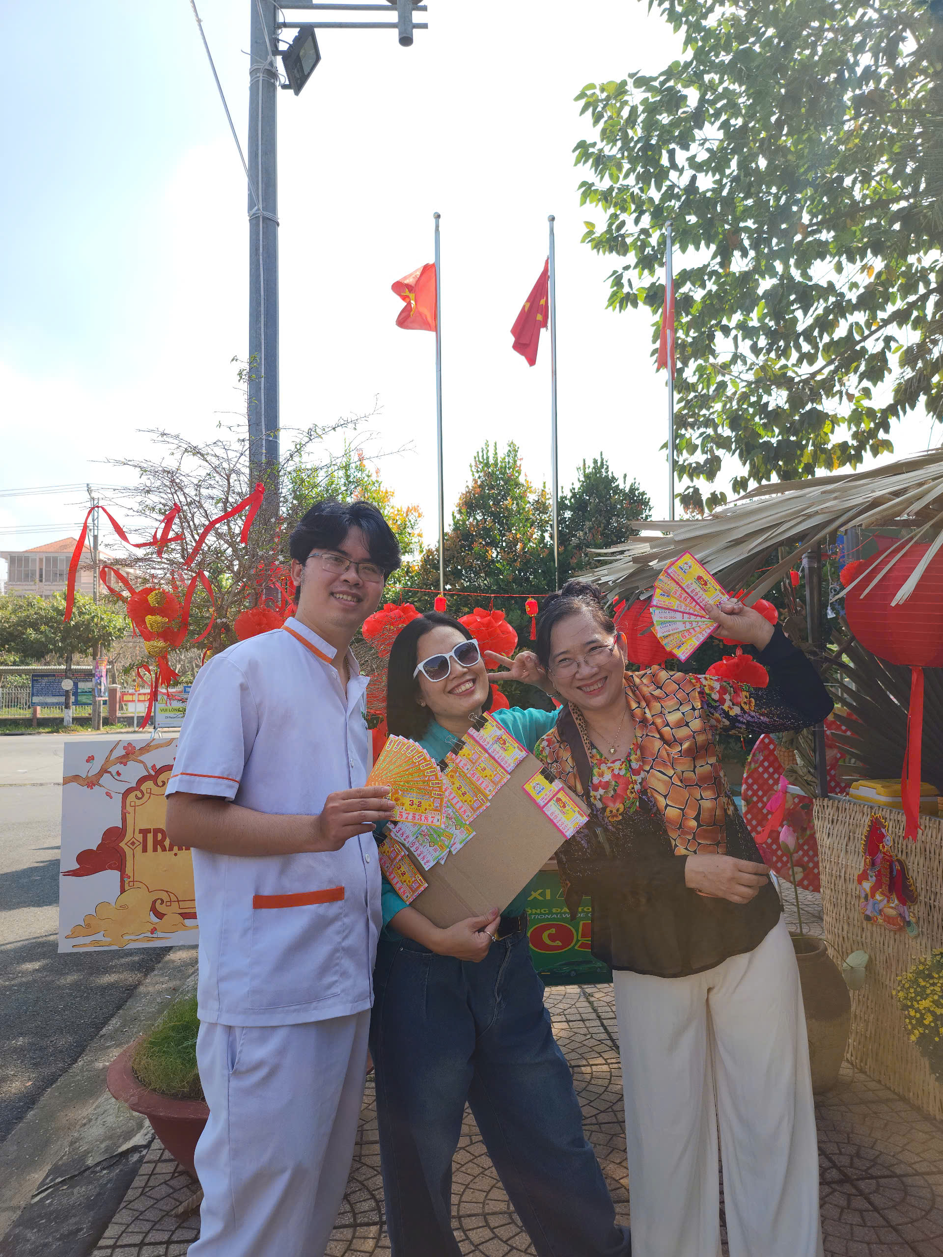 Cán bộ nhân viên check-in Tết